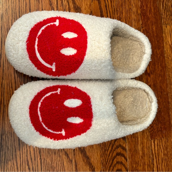 Worn once size 10-10.5 smiley face slippers - Picture 2 of 3